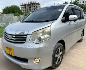 Toyota Noah 2.0 143hp AWD (8 Seater) 2013 Silver