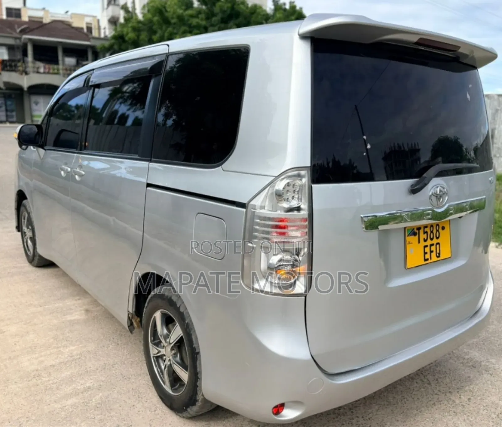 Toyota Noah 2.0 143hp AWD (8 Seater) 2013 Silver