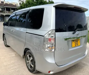 Toyota Noah 2.0 143hp AWD (8 Seater) 2013 Silver