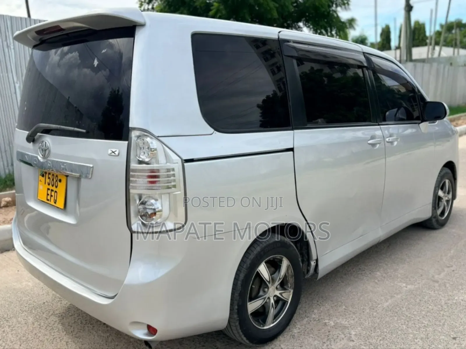 Toyota Noah 2.0 143hp AWD (8 Seater) 2013 Silver