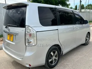 Toyota Noah 2.0 143hp AWD (8 Seater) 2013 Silver