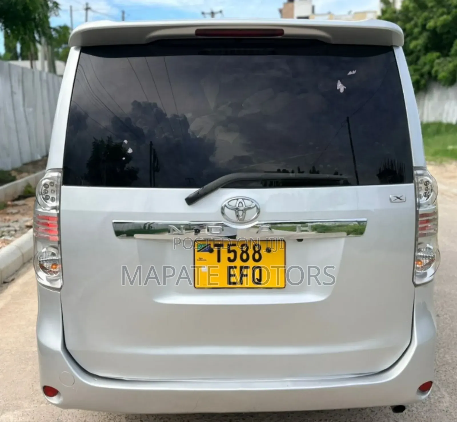Toyota Noah 2.0 143hp AWD (8 Seater) 2013 Silver