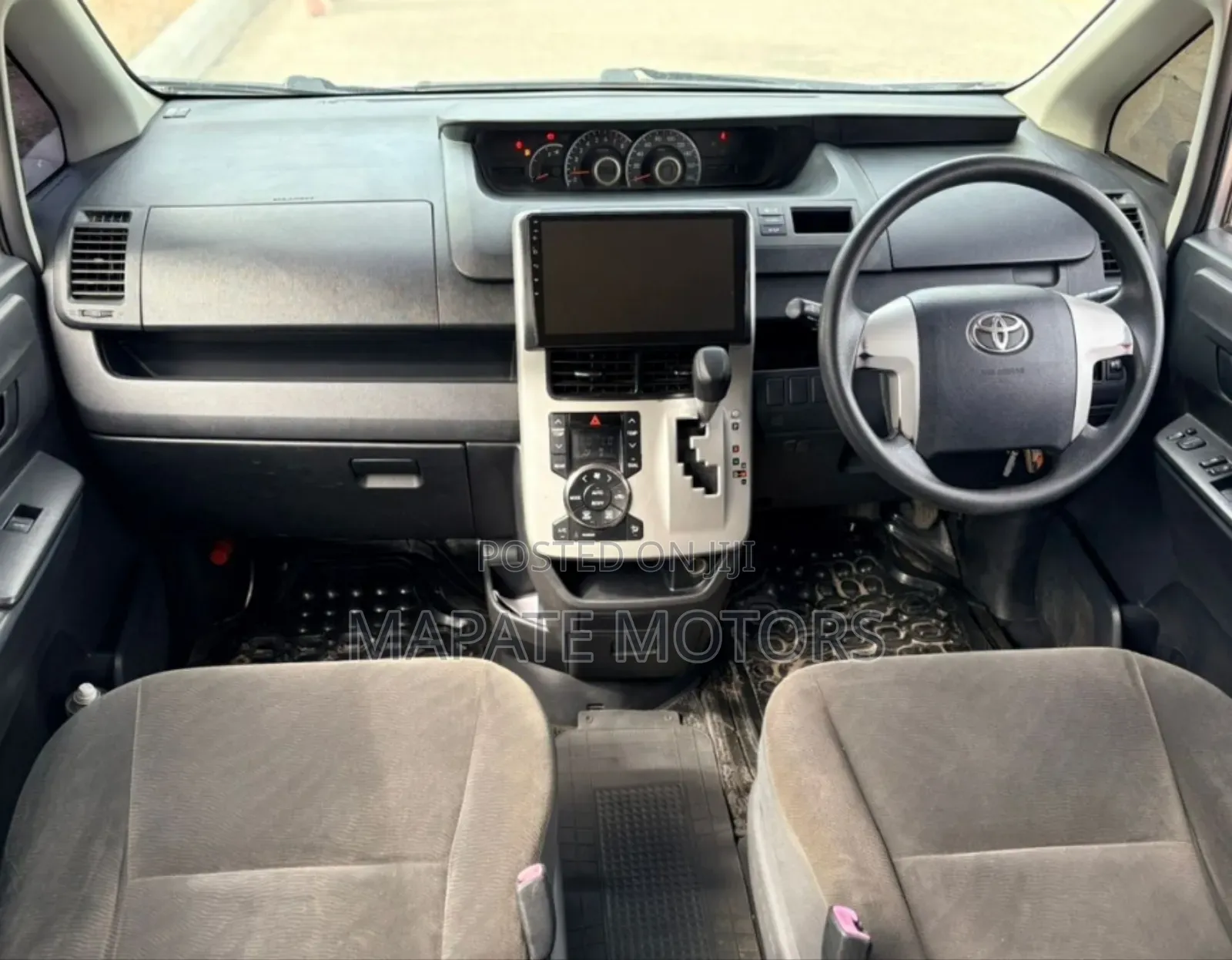 Toyota Noah 2.0 143hp AWD (8 Seater) 2013 Silver