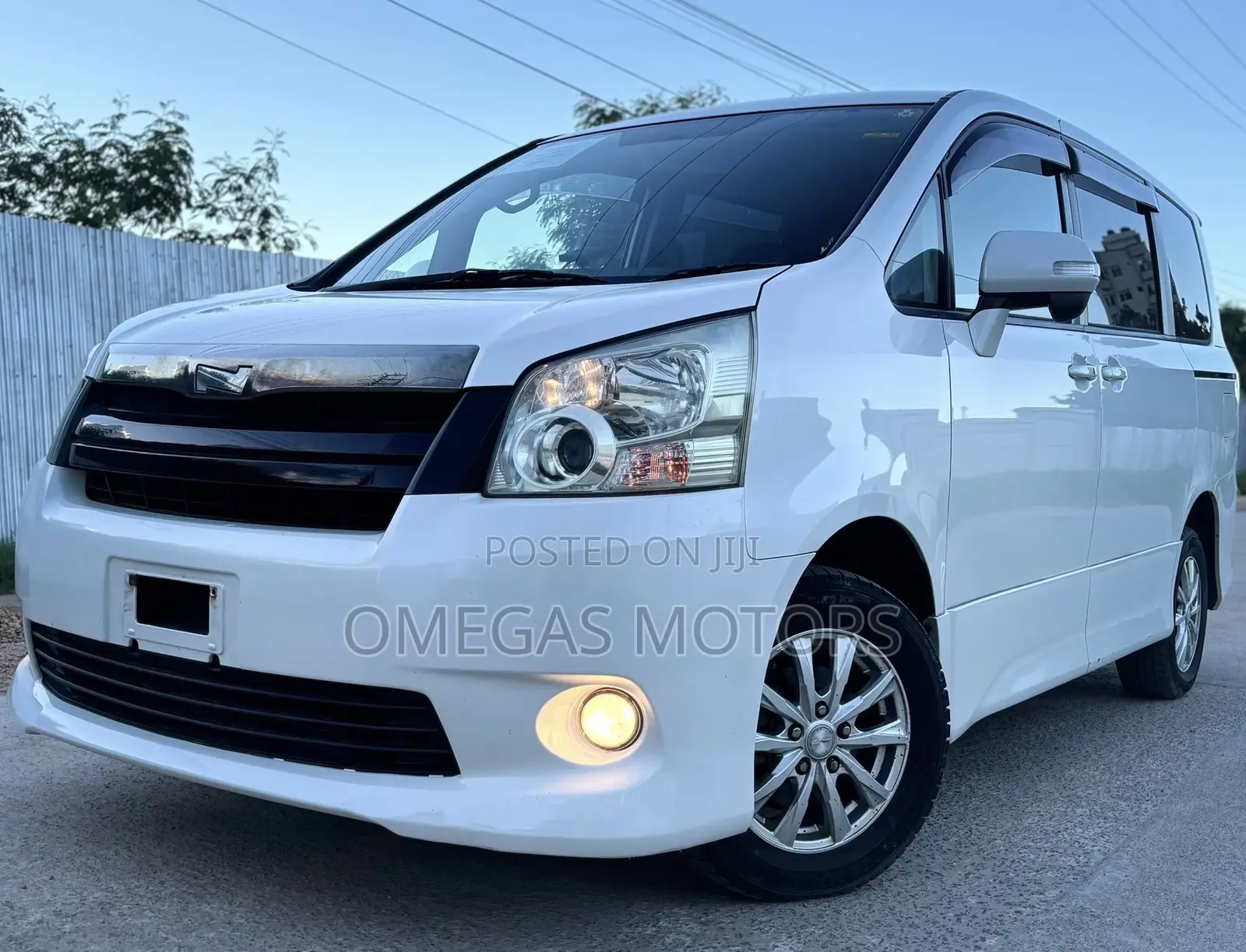 Toyota Noah 2.0 143hp AWD (7 Seater) 2009 Pearl