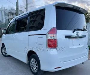 Toyota Noah 2.0 143hp AWD (7 Seater) 2009 Pearl