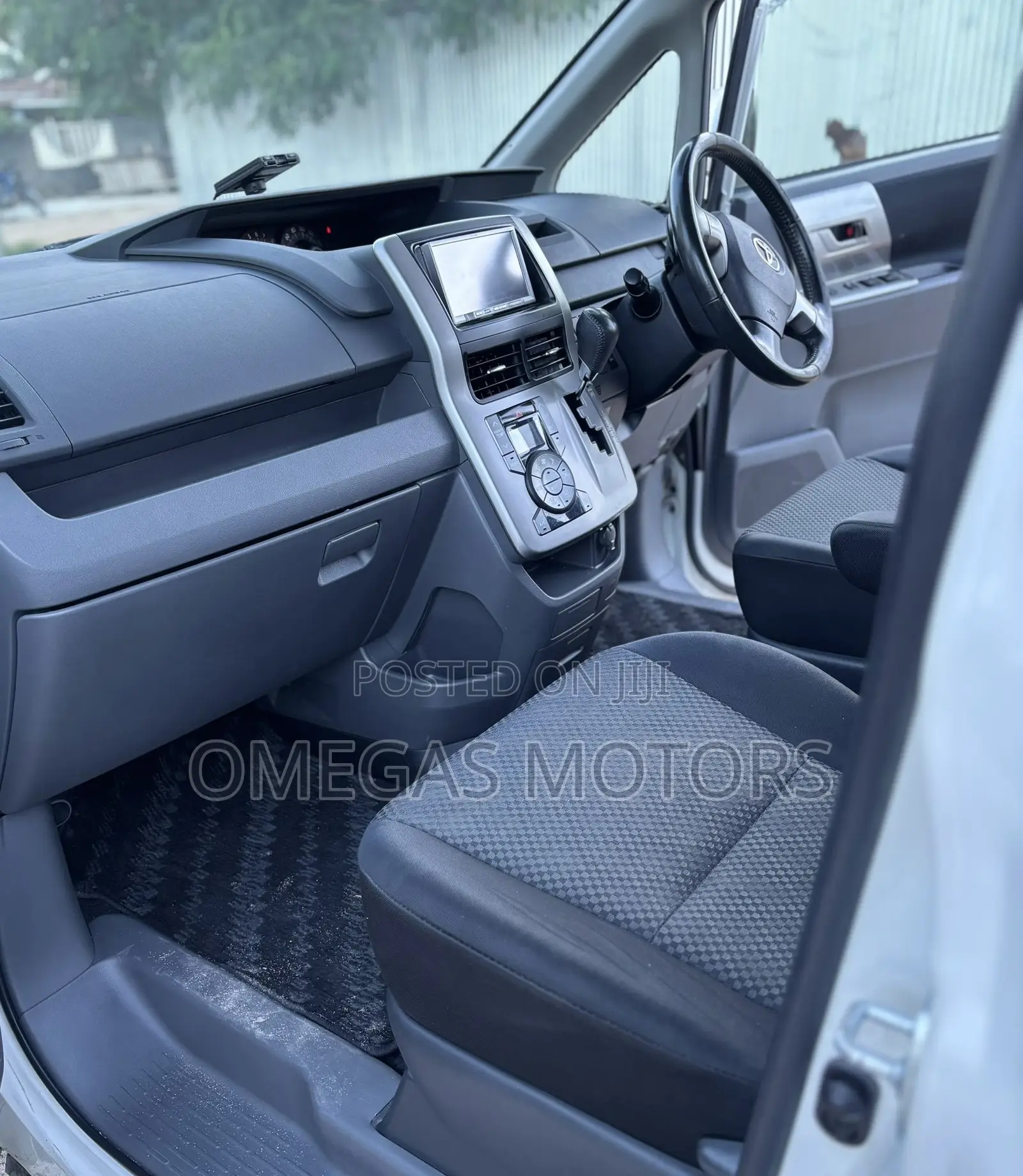 Toyota Noah 2.0 143hp AWD (7 Seater) 2009 Pearl
