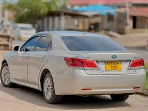 Toyota Crown 2017 Silver