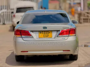 Toyota Crown 2017 Silver