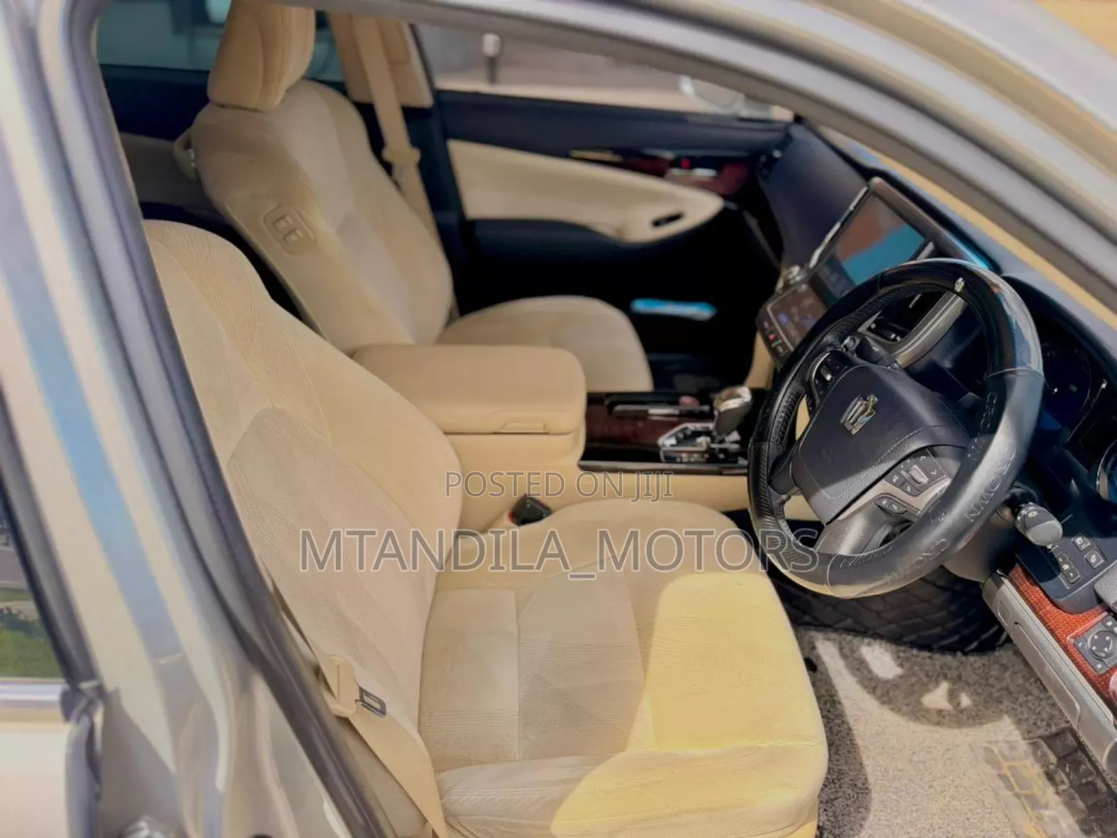 Toyota Crown 2017 Silver