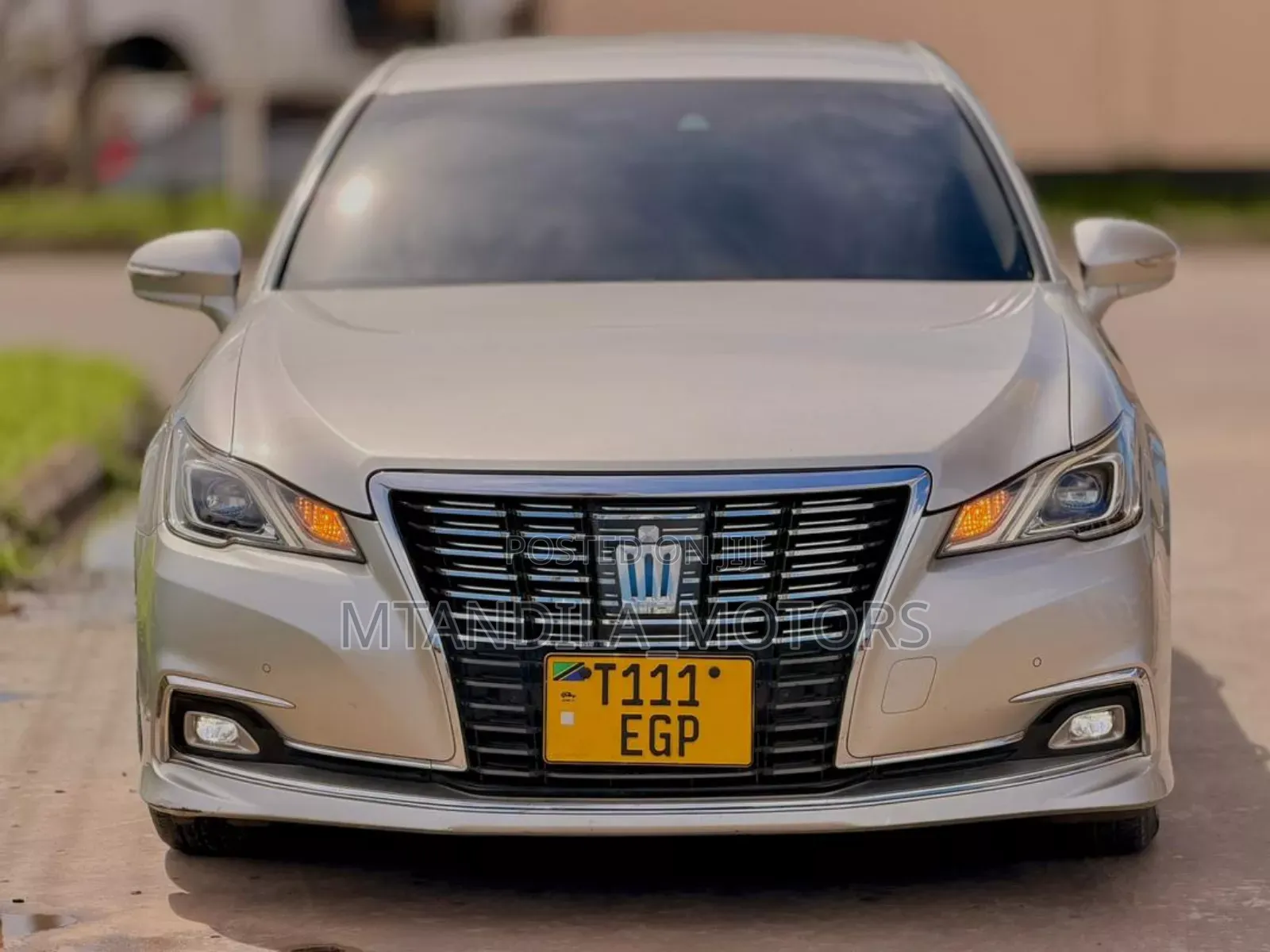 Toyota Crown 2017 Silver
