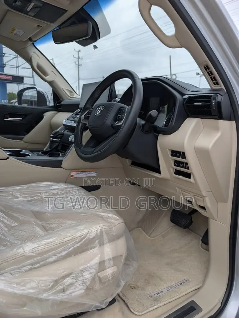 Toyota Land Cruiser LC300 2024 Silver