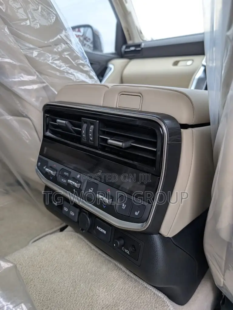 Toyota Land Cruiser LC300 2024 Silver