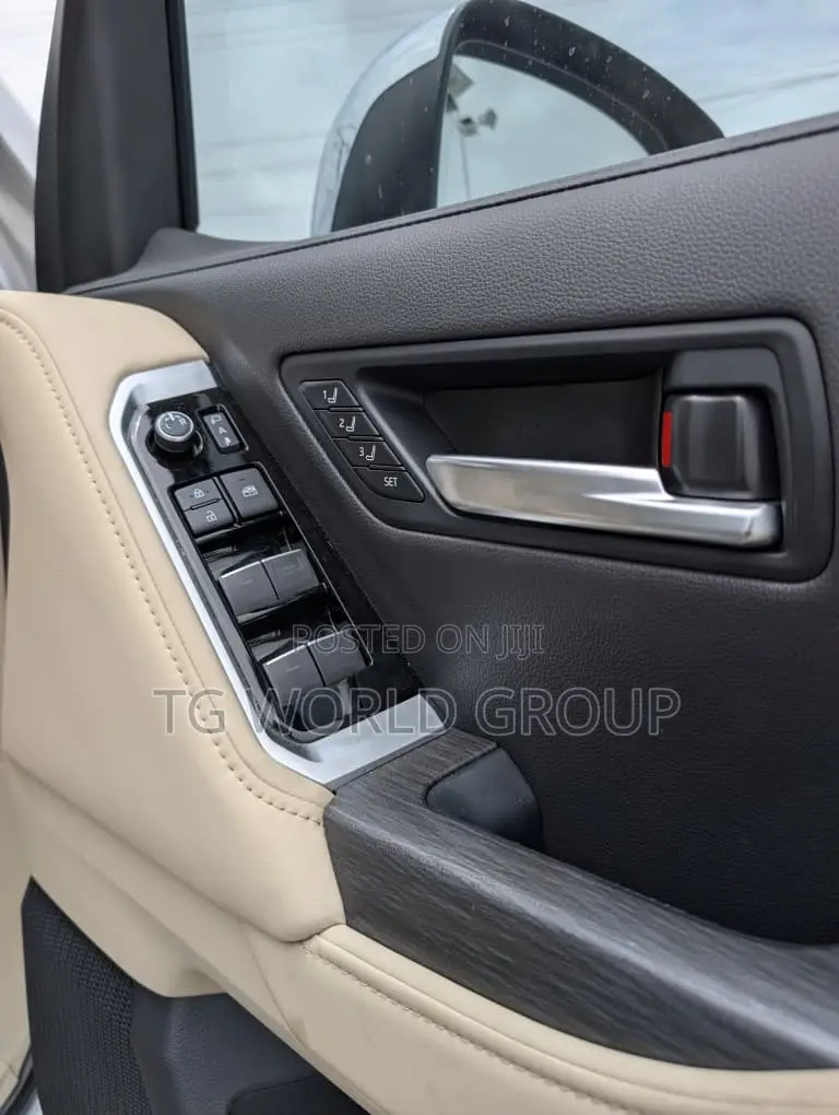 Toyota Land Cruiser LC300 2024 Silver