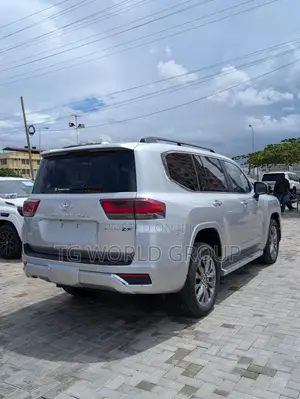 Toyota Land Cruiser LC300 2024 Silver