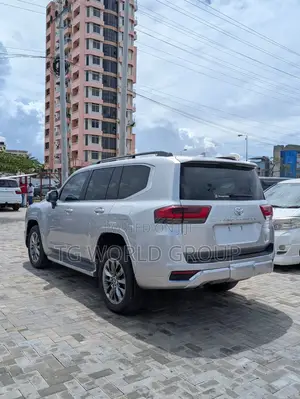 Toyota Land Cruiser LC300 2024 Silver