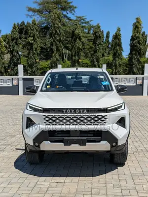 New Toyota Hilux 2025 White