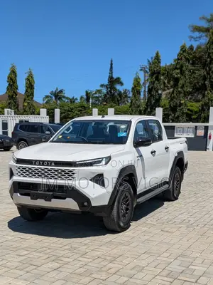 New Toyota Hilux 2025 White