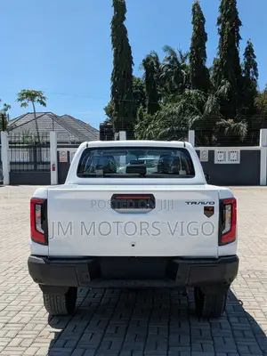 New Toyota Hilux 2025 White
