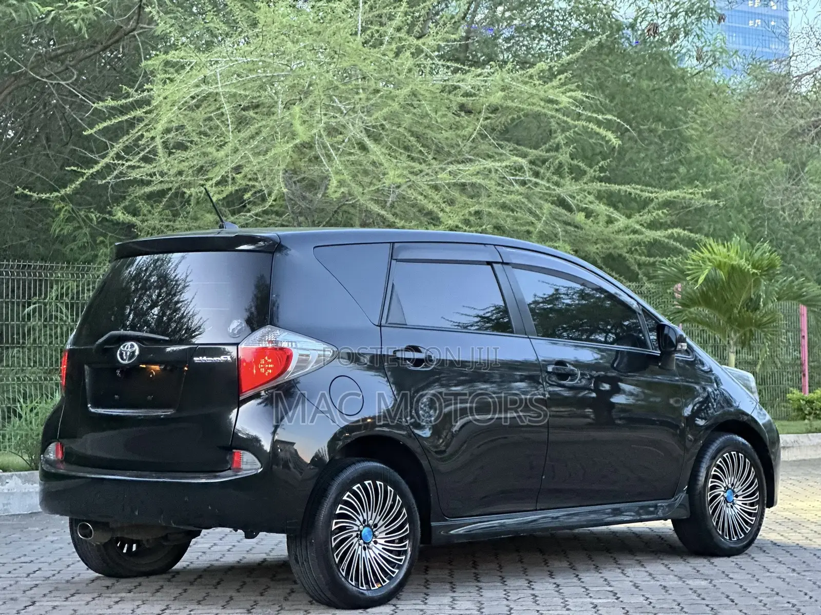 Toyota Ractis 2010 Black