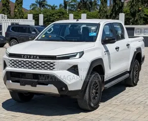 New Toyota Hilux 2025 Off white