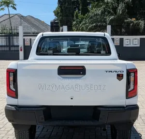 New Toyota Hilux 2025 Off white