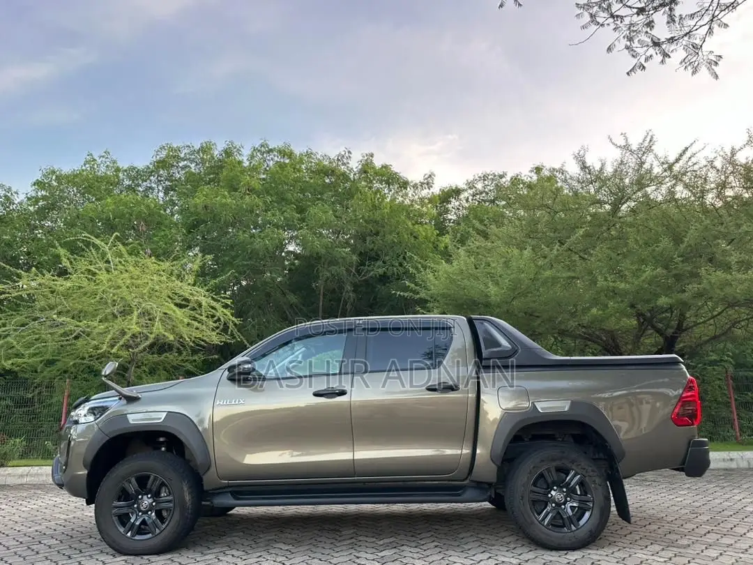 Toyota Hilux 2022 Gray