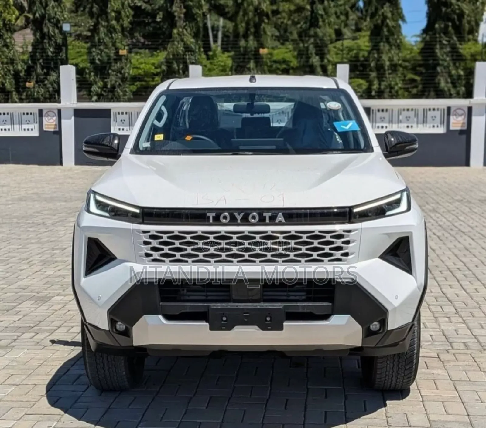 Toyota Hilux 2025 White