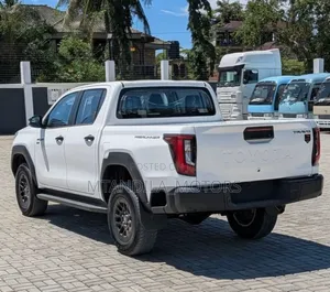 Toyota Hilux 2025 White