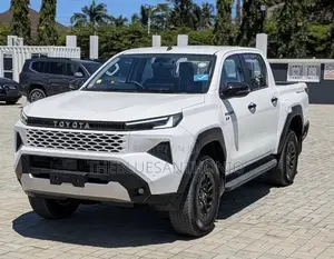 Toyota Hilux 2025 White