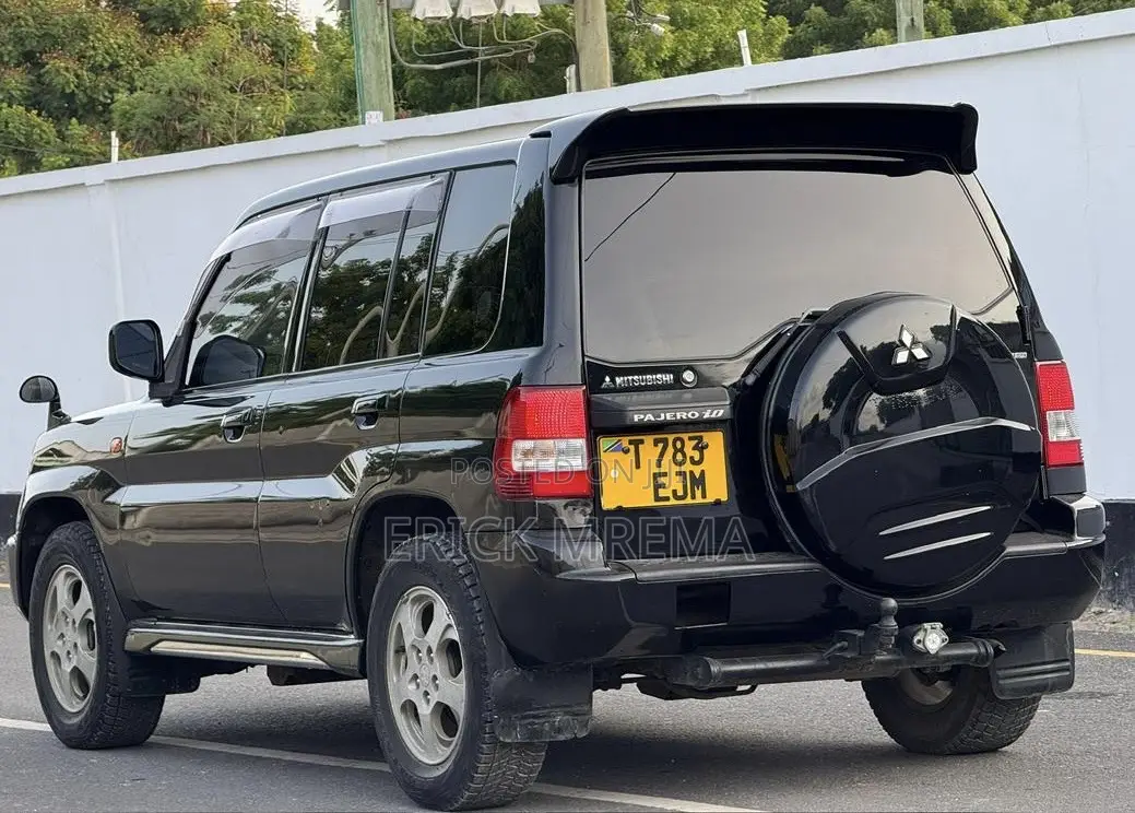 Mitsubishi Pajero 2000 Black