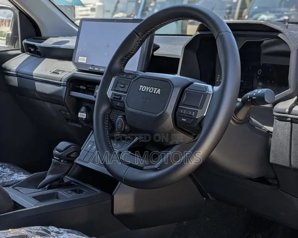 New Toyota Hilux 2025 Off white