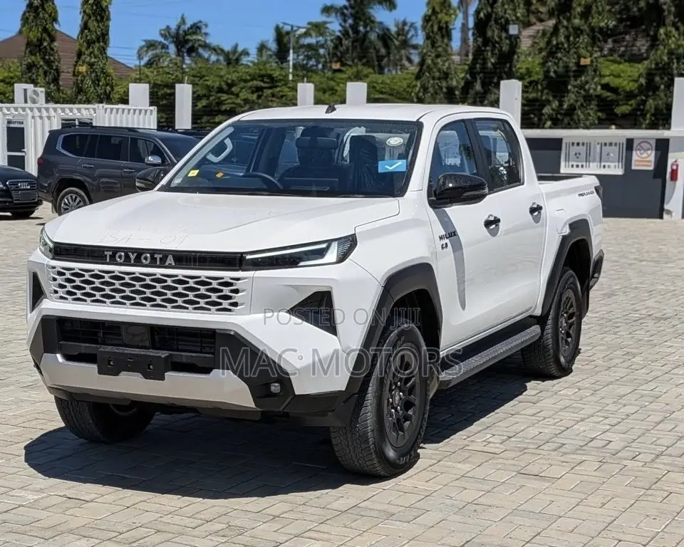 New Toyota Hilux 2025 Off white