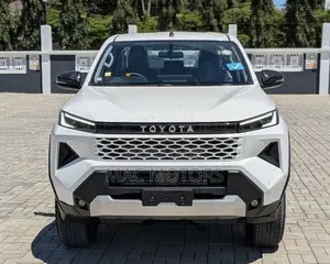 New Toyota Hilux 2025 Off white