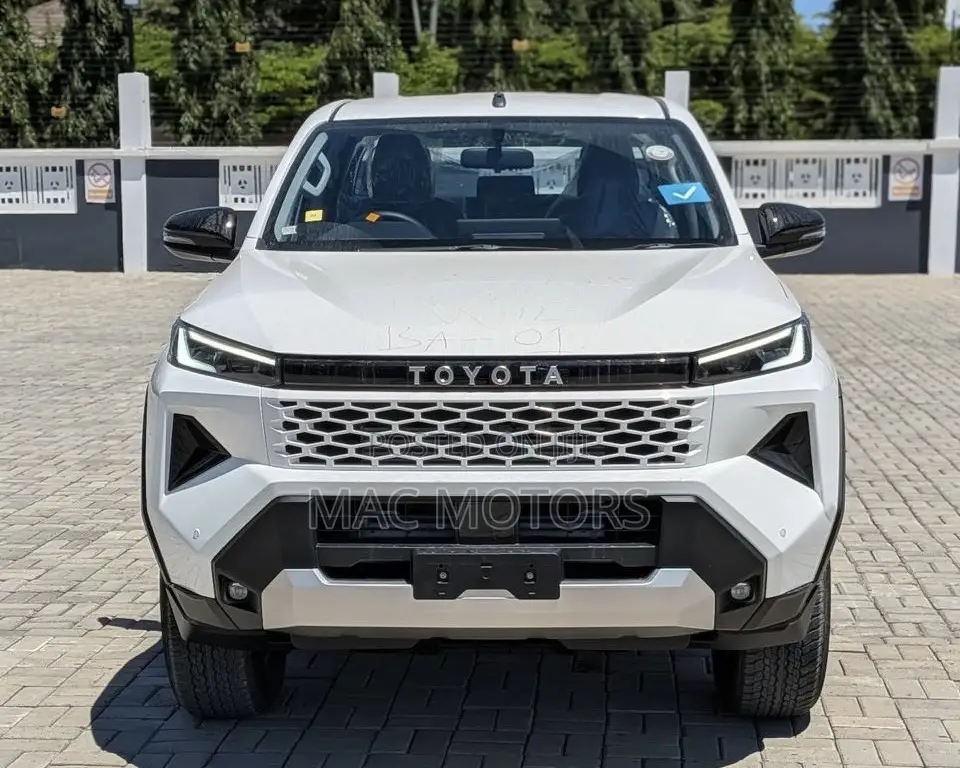 New Toyota Hilux 2025 Off white