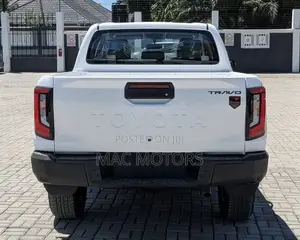 New Toyota Hilux 2025 Off white