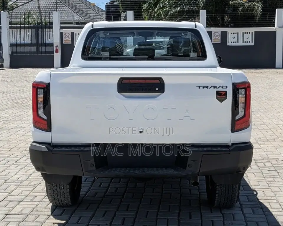 New Toyota Hilux 2025 Off white