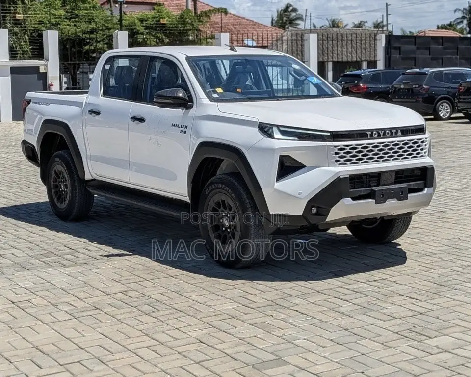 New Toyota Hilux 2025 Off white