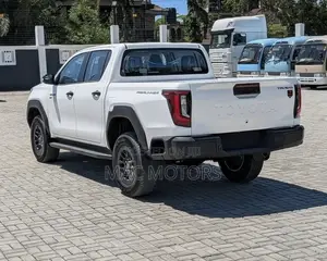 New Toyota Hilux 2025 Off white