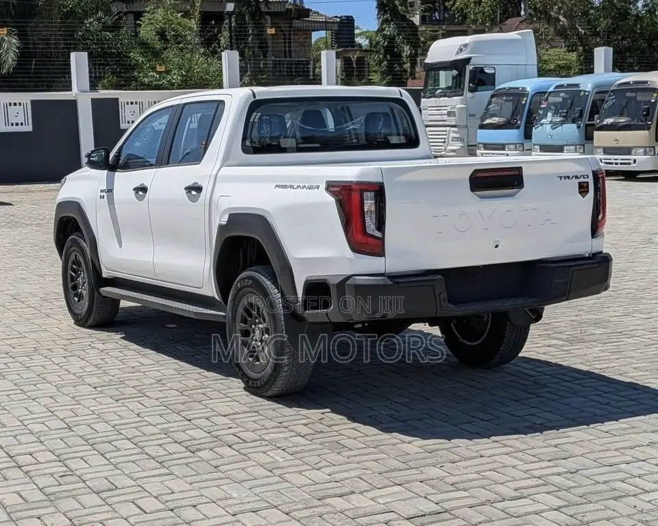New Toyota Hilux 2025 Off white