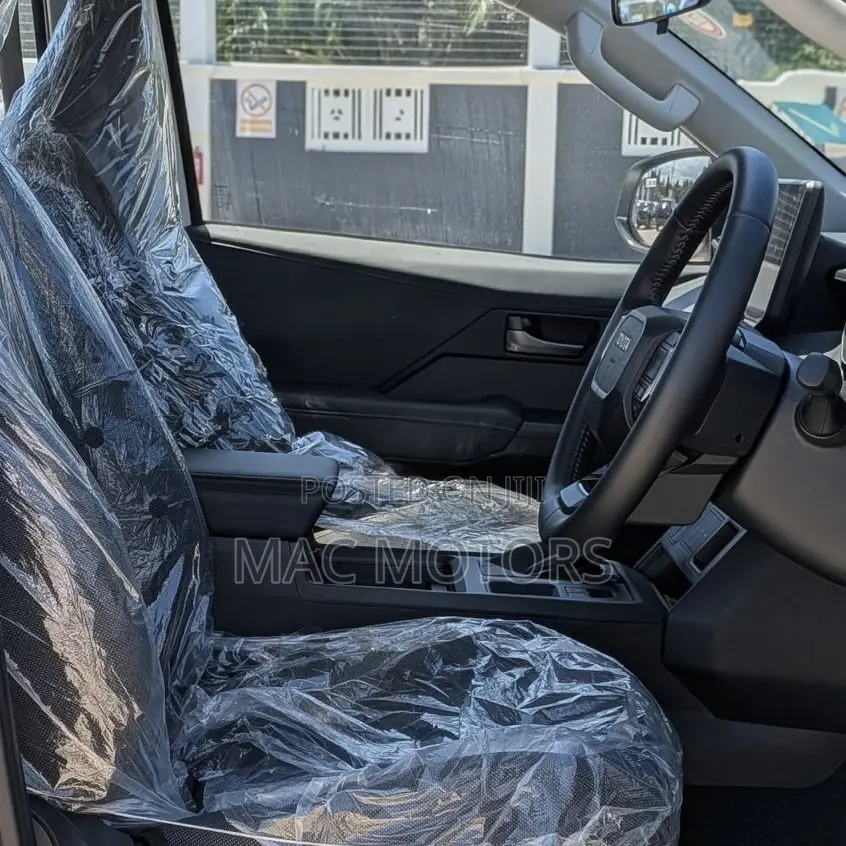 New Toyota Hilux 2025 Off white