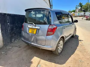Toyota Ractis 2005 Gray