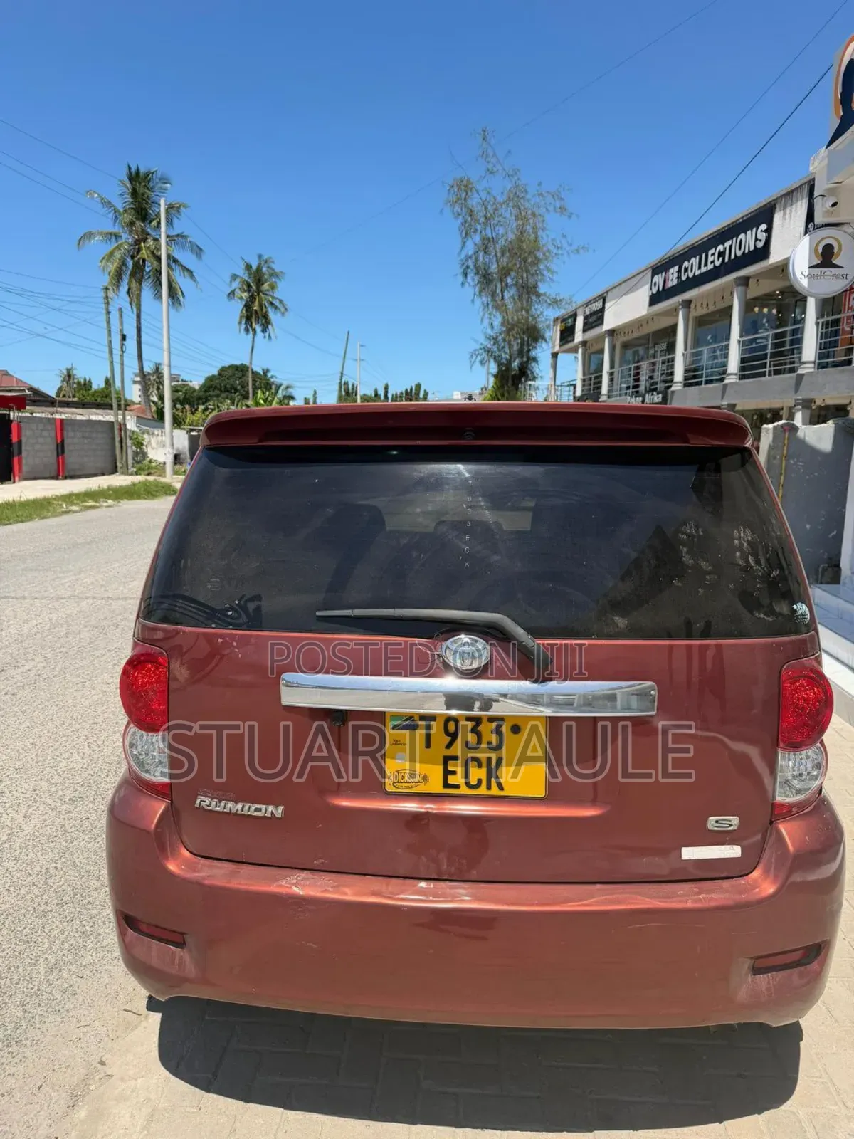 Toyota Corolla Rumion 2011 Red