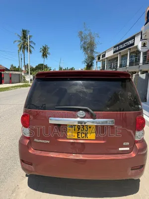 Toyota Corolla Rumion 2011 Red