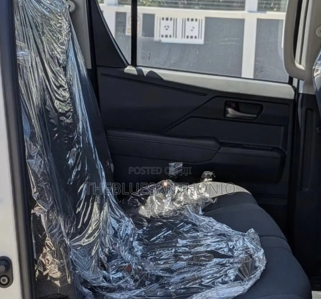 Toyota Hilux 2025 White