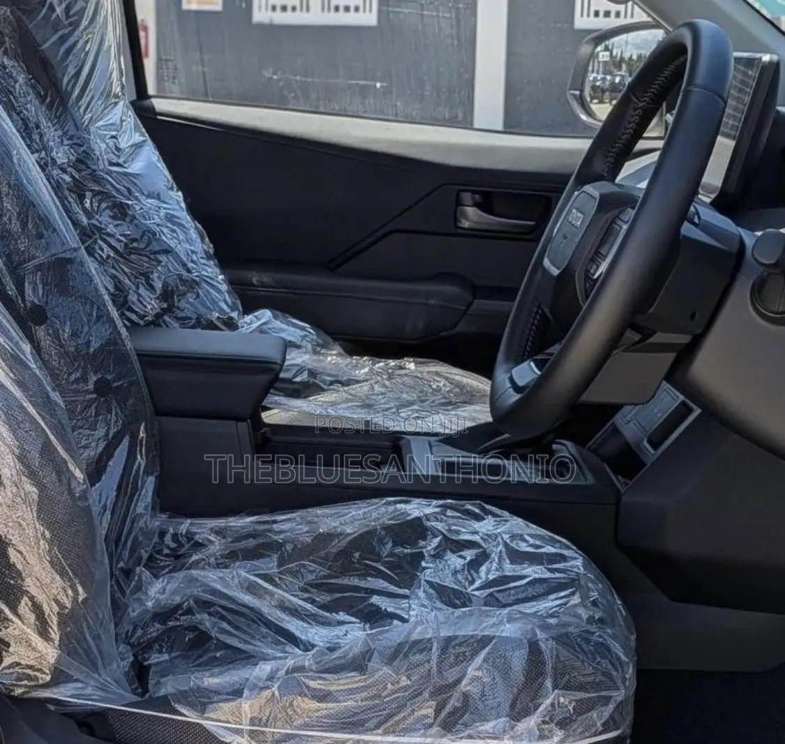 Toyota Hilux 2025 White