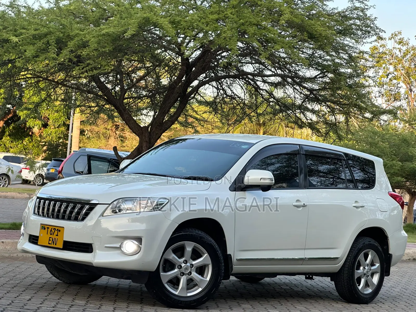 Toyota Vanguard 2011 White