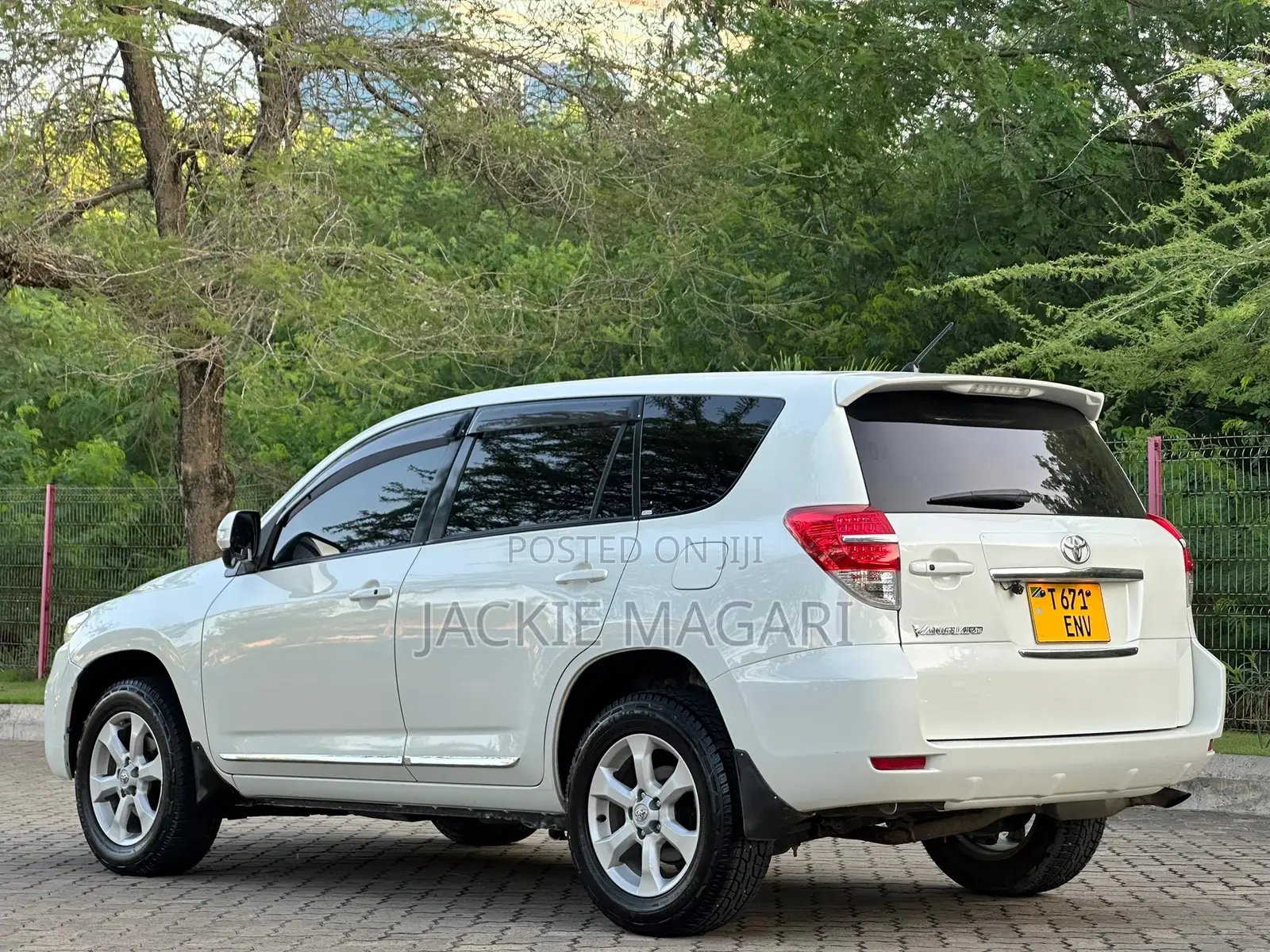Toyota Vanguard 2011 White