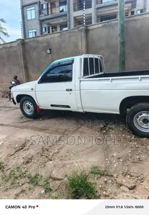 Nissan Pick-Up 2001 White
