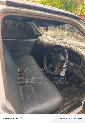Nissan Pick-Up 2001 White