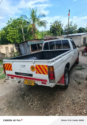 Nissan Pick-Up 2001 White